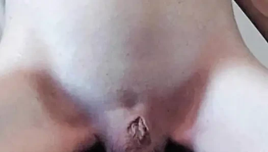 Mikropenis yumuşakken yarak yok. Kız bacaklarının arasında hiçbir şeysiz minyon kız vücudu