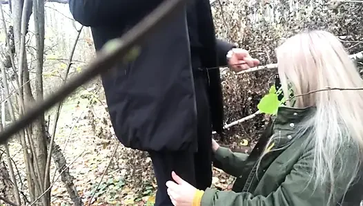 Ormanda Sarışın, Kamerada Yabancıya Karşı Ayağa Kalkarak Sevişiyor