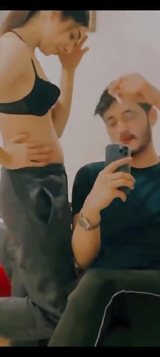 Üvey erkek kardeş ve üvey kız kardeş gerçek seksi bir sikişiyor