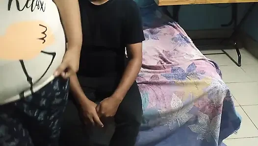 Üvey kız kardeş kocasını aldatıyor ve üvey erkek kardeşiyle romantik bir sikişiyor