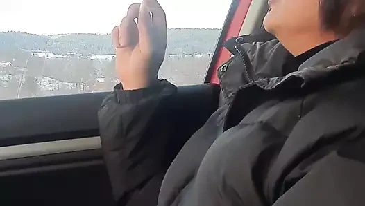 Büyük dudaklı araba deri pantolon içinde sigara içiyor