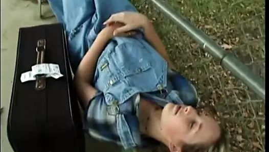 Mini etekli iki genç lezbiyen yapay penisle birbirlerinin amını sikiyor