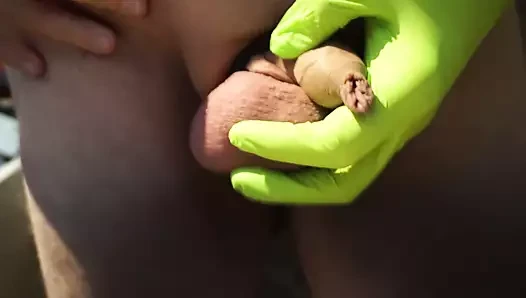 Küçük sikimi yarak ve lastik eldivenle mastürbasyon yapıyorum (ne yazık ki bazen bulanık)