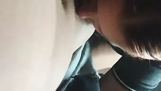 Müslüman üvey kız kardeş büyük yarak emmek için tesettürünü çıkarıyor