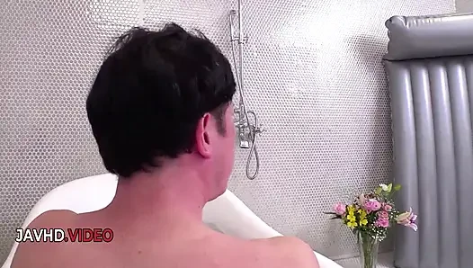 Mahoro Yoshino'nun sabunlu oral seksi yoğun Japon sikişine yol açıyor