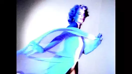 Hoş orgazm! salyaları akacak kadar kokusuyla elbisesini koklarken