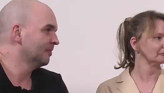 İki sarışın olgun sürtük büyük bir yarakla sikiliyor ve ateşli bir boşalma