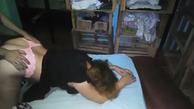 Küçük bir sürtüğü pembe tangayla siktim ve domaltmalı gece için giyindim