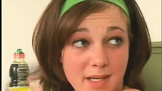 Lezbiyenler ofiste dildoyla öpüşerek amcık yalıyor