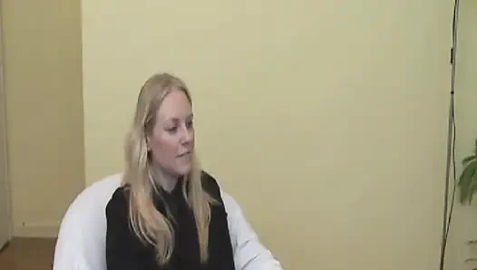 Отшлепанной французской крошке-блондинке жестко пробурили задницу