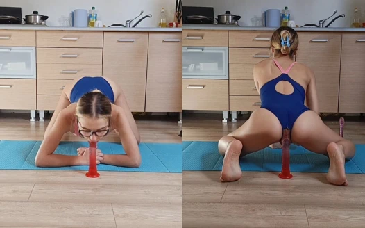 Atlet kız dildoyu emiyor ve üstüne oturdu