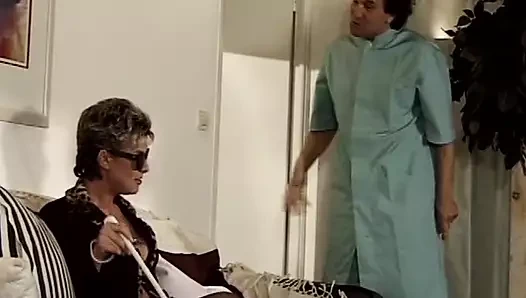 Muhteşem Fransız fahişeler yumruk soktuktan sonra anal seks yapıyor