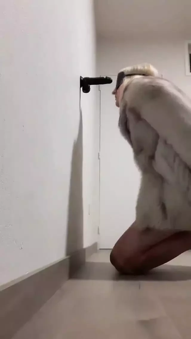 Тренировка минета сисси в меховом бондаже