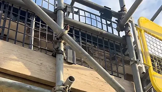 Evde yalnızken pencere açık