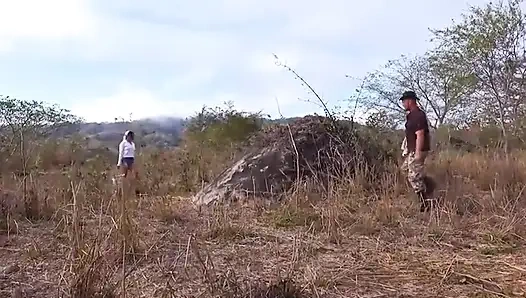 Meksikalı kadın dışarıda Bodo tarafından kemirilir