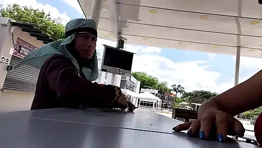 Séduction au bar : une tentatrice latina ramène un inconnu arabe à la maison pour une passion brutale et debout
