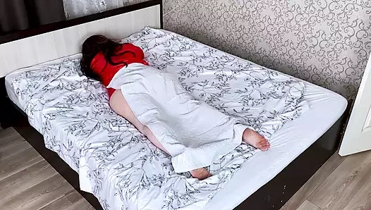 Büyük olgun kadın adamı yatağına aldı