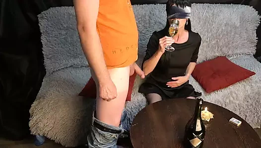 Efendimin sikinden zevk alıyorum ve mum ışığında idrarını içerim.