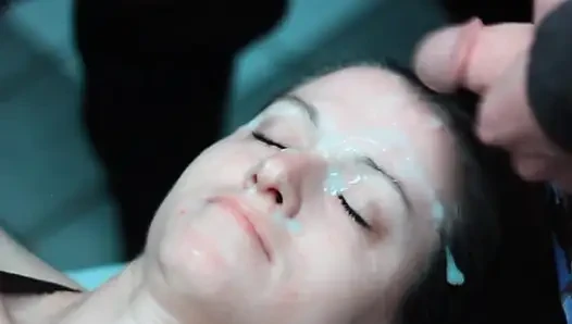 Dirtydees çifte boşalmalı boşalma seansında sırtüstü yatıyor
