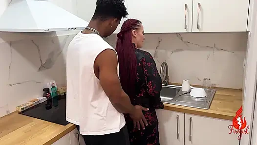 Üvey babasının kız arkadaşı üvey oğlu İsa tarafından sikiliyor