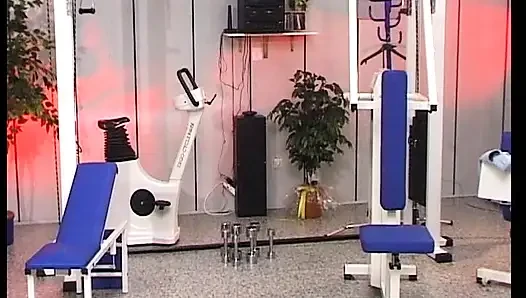 Minyon sarışın Alman bebek spor salonunda iki biniyor