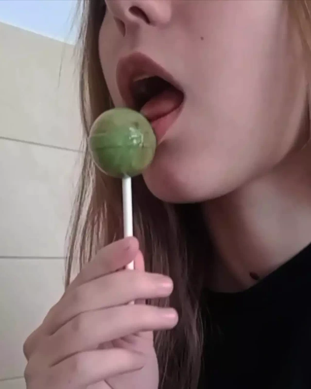 ÇıLDıR! En iyisini emiyor! Yarak severse böyle olur!