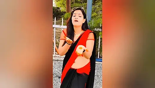 Ateşli yengem odamda tamamen mastürbasyon yaparken beni yakaladı