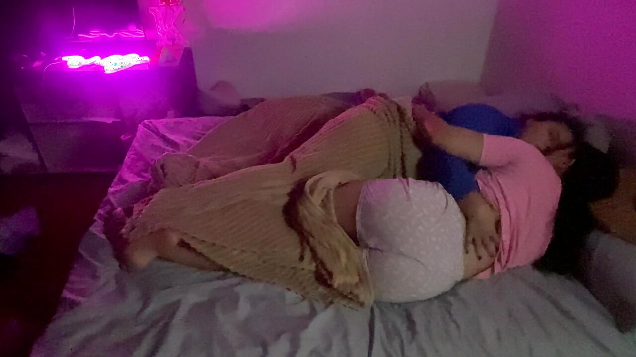 Romantik lezbiyen yatmadan önce makaslıyor