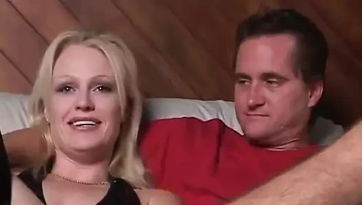 Adam takma yaraklı kız tarafından sikiliyor