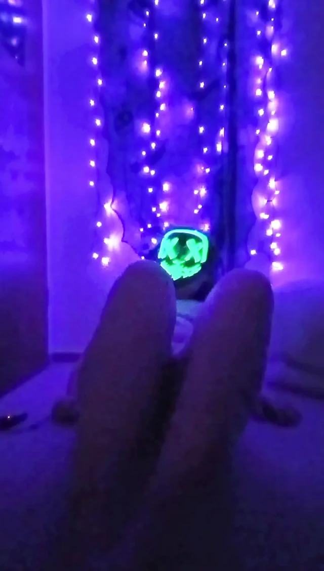Neon palyaço kız kendini boşaltıyor