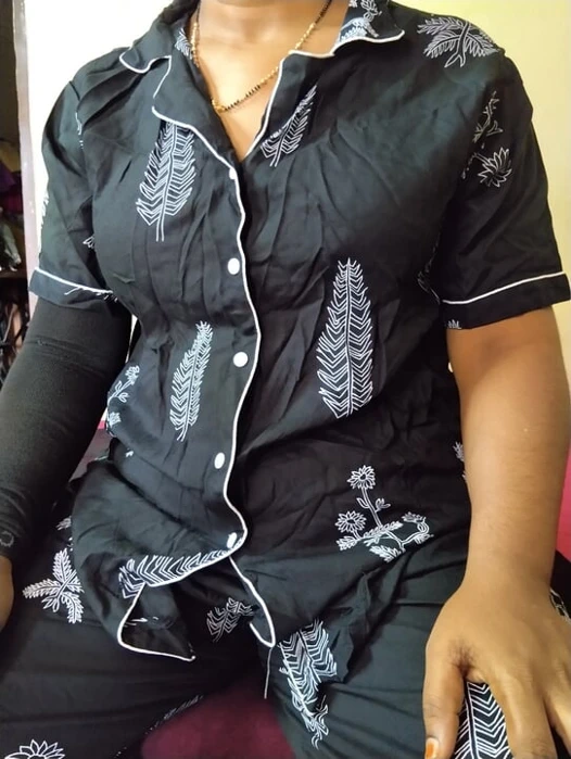 Hintli desi ateşli kız büyük göğüslerini gösteriyor ve amını parmaklıyor