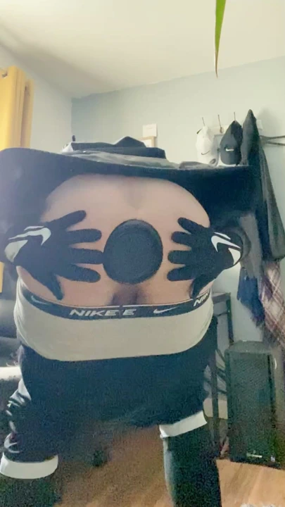 Arkadaşlarımla bir sabahtan sonra büyük, plastik tıkacımı çıkarlıyorum