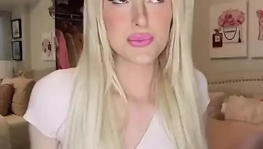 Trans sarışın odasında mastürbasyon yapıyor