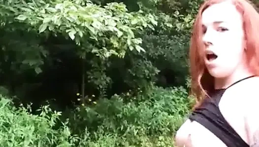 Teşhirci kızıl saçlı parkta sert boşalıyor