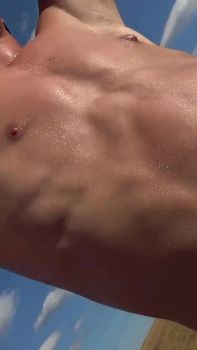 Kent Mills seksi kaslı twink vücudunu sergiliyor ve mastürbasyon yapıyor | Klip 1