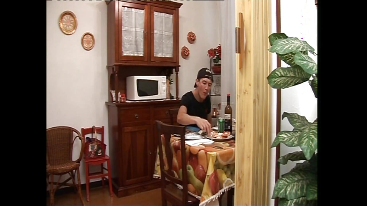 Üvey annemin anal hikayeleri scn02