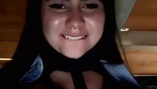 Mart deposundaki kız