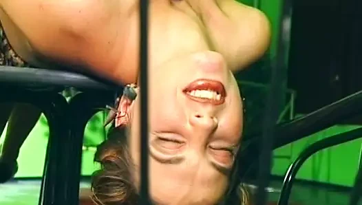 Büyük memeli Alman sürtük boş kulüpte sikiliyor