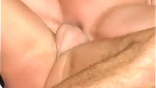 Kısa saçlı Alman bayan becerileriyle büyük yarağı memnun ediyor