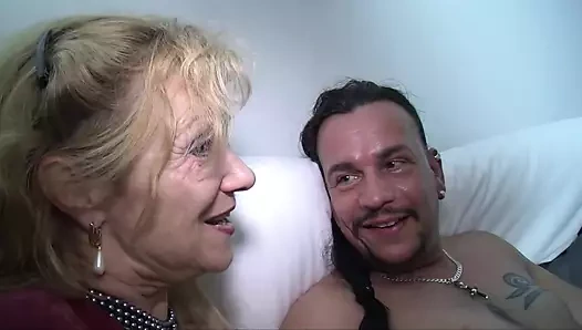 İki ateşli orta yaşlı seksi kadın sert yarağımı emiyor ve sert sikilmek istiyor