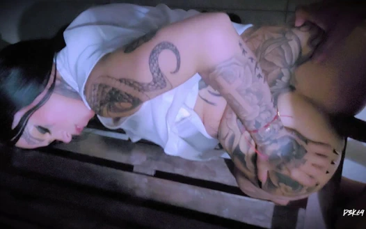 Balkonda Riskli Seks Beyaz Giymiş Gotik Kız Yakındaki İnsanlarla Sert Bir Cinsel Kız