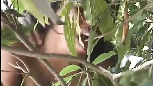 Siyah ve beyaz yalıyor bahçede büyük yarak emiyor