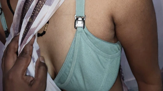 Hintli evli evli kadın Marathi kocası arkadaşından sertçe sikiliyor.devar yengenin kocası ki chudai