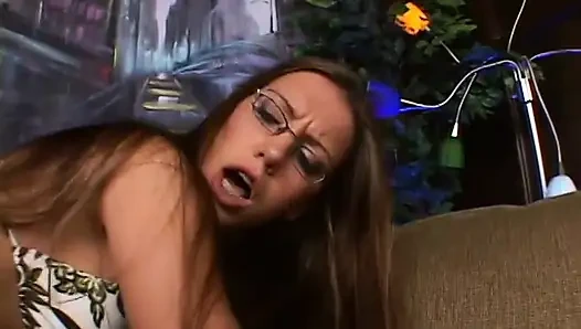 Gözlüklü esmer kadın zenci yarağına biniyor ve sperm içiyor