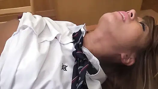 Külotlu japon kız sahne 1_beautiful üniversiteli kız gibi giyinmiş Japon kız iki arkadaşı tarafından sikiliyor