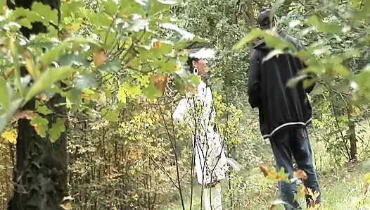 Koyu saçlı ince Alman piliç sert sikiştikte döl yemeyi seviyor