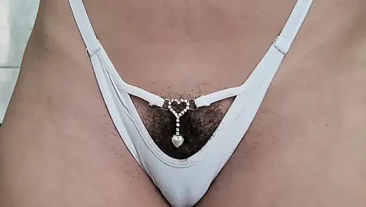 Ateşli evli kadın küçük beyaz külotlu evi temizliyor.