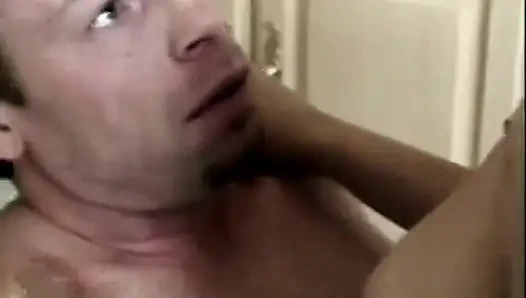 Sevimli hatun sakso çektikten sonra yerde sert sikiliyor
