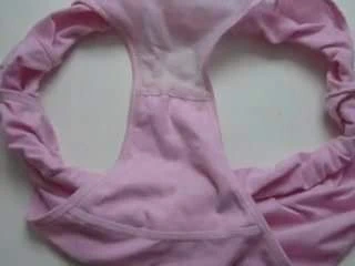 Seksi olgun bir üvey annenin kirli pembe külotu.