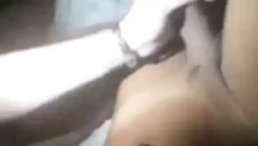 Adam onun ağız dolusu şişman horoz emiyor.